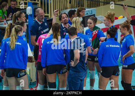 Wiesbaden, Germania. 19th Nov 2022. Wiesbaden, Germania, novembre 19th 2022: Il capo allenatore di Wiesbaden Benedikt Frank cozza la sua squadra durante una breve pausa durante il ciclo di manutenzione degli anni '1. Partita di pallavolo della Bundesliga Frauen tra VC Wiesbaden e Dresdner SC allo Sporthalle am Platz der Deutschen Einheit di Wiesbaden, Germania. (Norina Toenges/Sports Press Photo/SPP) Credit: SPP Sport Press Photo. /Alamy Live News Foto Stock