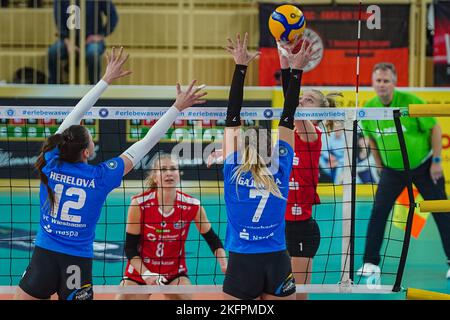 Wiesbaden, Germania. 19th Nov 2022. Wiesbaden, Germania, novembre 19th 2022: Linda Bock (1 Dresda) e Natalia Gajewska (7 Wiesbaden) giocano la palla durante il maintround degli anni '1. Partita di pallavolo della Bundesliga Frauen tra VC Wiesbaden e Dresdner SC allo Sporthalle am Platz der Deutschen Einheit di Wiesbaden, Germania. (Norina Toenges/Sports Press Photo/SPP) Credit: SPP Sport Press Photo. /Alamy Live News Foto Stock