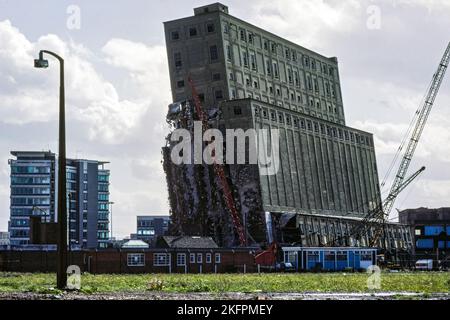 L’ascensore numero 2 per la demolizione dei cereali nel 1983, presso gli ex Manchester Docks (in realtà a Salford), Manchester, Inghilterra, Regno Unito. L'elevatore di grano fu costruito in 1915 da Henry Simon Limited ed era capace di immagazzinare 40.000 tonnellate di grano. Foto Stock