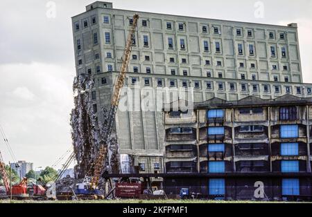 L’ascensore numero 2 per la demolizione dei cereali nel 1983, presso gli ex Manchester Docks (in realtà a Salford), Manchester, Inghilterra, Regno Unito. L'elevatore di grano fu costruito in 1915 da Henry Simon Limited ed era capace di immagazzinare 40.000 tonnellate di grano. Foto Stock