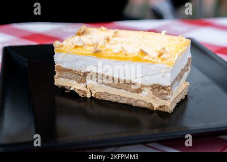 Dessert tradizionale portoghese a base di uova, torta, gelato e biscotti Foto Stock