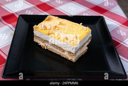 Dessert tradizionale portoghese a base di uova, torta, gelato e biscotti Foto Stock