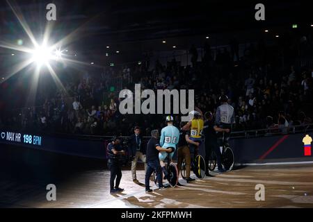 Berlino, Germania. 19th Nov 2022. Ciclismo/pista: Champions League, 2nd^ tappa. Partenza semifinale in volata maschile: Harrie Lavreysen (l-r) dai Paesi Bassi, Kevin Quintero dalla Colombia. Credit: Jean-Marc Wiesner/dpa/Alamy Live News Foto Stock