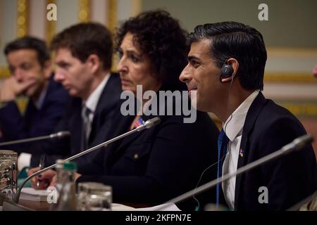 Kiev, Ucraina. 19th Nov 2022. In questa immagine di handout emessa dalla Presidenza Ucraina, il primo ministro britannico Rishi Sunak (L) e il presidente ucraino Volodymyr Zelensky (non vedere) si incontrano nella capitale Ucraina Kyiv Sabato il 19 novembre 2022. Foto di Ufficio del presidente ucraino / credito: UPI/Alamy Live News Foto Stock