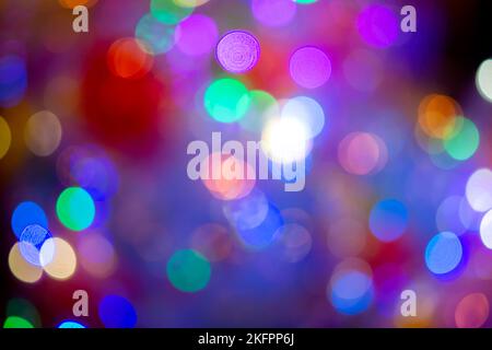 Sfondo astratto lampeggiante festivo. Sfondo texture sfocato con macchie bokeh rotonde. Sfondo lampeggiante multicolore. Celebrazione Capodanno Natale festa di compleanno festa illuminazione tremolante Foto Stock