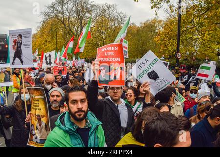 Londra, Regno Unito. 19th novembre 2022. I manifestanti si sono riuniti al di fuori dell'ambasciata iraniana chiedendo giustizia a Mahsa Amini e ad altre vittime, un cambio di regime e la libertà per l'Iran. Credit: Vuk Valcic/Alamy Live News Foto Stock