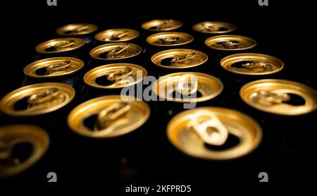 Disegno astratto delle lattine di alluminio aperte, vista dall'alto. Bere in eccesso, consumismo Foto Stock