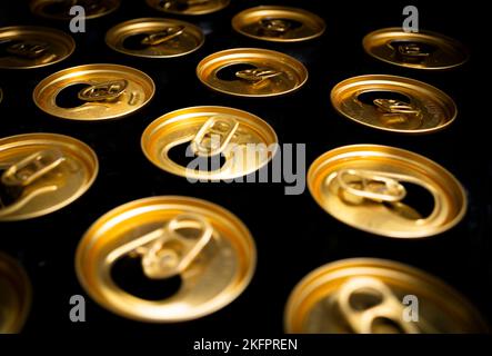 Disegno astratto delle lattine di alluminio aperte, vista dall'alto. Bere in eccesso, consumismo Foto Stock