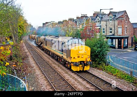 Classe 37425 concrete Bob in Ferrovie regionali livrea su treno Head Treatments treno a Bootham, York, Inghilterra, 16th novembre 2022 Foto Stock