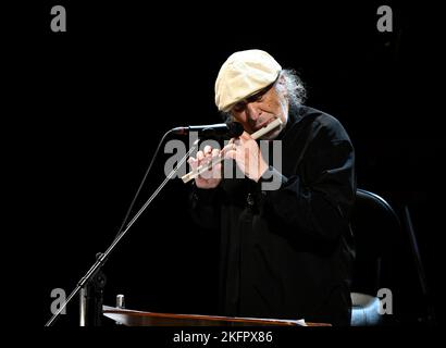 Praga, Repubblica Ceca. 19th Nov 2022. Il flauto ceco e compositore Jiri Stivin si esibisce durante il Prague Sounds Festival di Praga, Repubblica Ceca, 19 novembre 2022. Credit: Michal Krumphanzl/CTK Photo/Alamy Live News Foto Stock