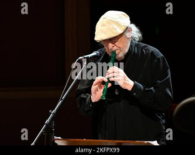 Praga, Repubblica Ceca. 19th Nov 2022. Il flauto ceco e compositore Jiri Stivin si esibisce durante il Prague Sounds Festival di Praga, Repubblica Ceca, 19 novembre 2022. Credit: Michal Krumphanzl/CTK Photo/Alamy Live News Foto Stock