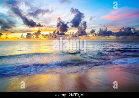 Alba in un giorno nuvoloso Hollywood Beach, Miami, Florida del Sud, Stati Uniti Foto Stock