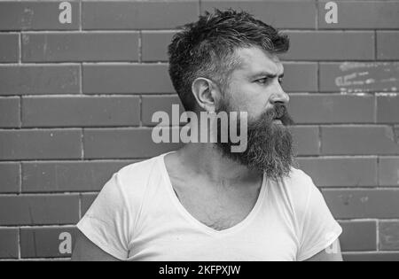 Elegante Hippster bearded. La cura della barba non è mai stata così facile. I trucchi per la cura della barba manterranno i capelli del viso risplendenti. Uomo stile urbano Foto Stock