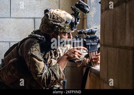 Soldati statunitensi assegnati a Alpha Company, 1st battaglione, 27th reggimento fanteria, 2nd squadra di combattimento Brigata, 25th Divisione fanteria, allenano tattiche di manovra durante l'addestramento del Joint Pacific Multinational Readiness Center (JPMRC) sull'isola di Oahu, HI, 5 novembre 2022. Le rotazioni di addestramento di JPMRC 23-01 ci permettono di provare il movimento e la manovra strategici, di integrarsi con gli alleati e i partner e di dimostrare i contributi unici della Divisione di Fanteria 25th alla forza congiunta. (STATI UNITI Foto dell'esercito del personale Sgt. Miguel Peña) Foto Stock