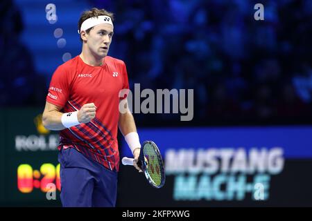 Torino, Italia, 19/11/2022, Casper Ruud di Norvegia festeggia durante la semifinale del singolare match tra Casper Ruud di Norvegia e Andrey Rublev di Russia il giorno sette delle finali del Nitto ATP World Tour alla pala Alpitour il 19 novembre 2022 a Torino Foto Stock