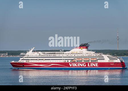 Estonia, Tallinn - 21 luglio 2022: Il traghetto Viking XPRS rosso-bianco-blu tra Helsinki e Tallinn lascia il porto sotto il cielo azzurro. Blu scuro Bal Foto Stock