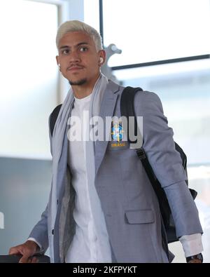 Torino, 19th novembre 2022. Pedro del Brasile entra nel terminal per la partenza del team per la Coppa del mondo Qatar all'aeroporto di caselle, Torino. Data foto: 19th novembre 2022. Il credito di foto dovrebbe essere: Jonathan Moskrop/Sportimage Foto Stock