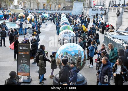 Londra, Regno Unito. 19th Nov 2022. Il World Reimagined arriva a Trafalgar Square di Londra, dove le sculture ci invitano a scoprire come abbiamo compreso la nostra storia britannica condivisa e come il passato, in particolare il rapporto del Regno Unito con il commercio transatlantico degli africani asserviti, plasmi il futuro. Negli ultimi tre mesi, oltre 100 sculture giganti del globo sono state esposte in sette città: Birmingham, Bristol, Leeds, Leicester, Liverpool, Londra e Swansea. Credit: JOHNNY ARMSTEAD/Alamy Live News Foto Stock