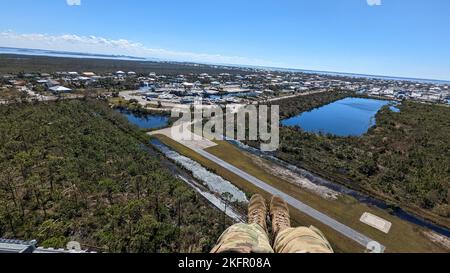 Un membro dell'equipaggio ha visto un elicottero CH-47F Chinook operato dai soldati della Guardia Nazionale dell'Esercito di New York assegnati alla B Company, 3rd battaglione, 126th reggimento dell'aviazione durante una missione a Sanibel Island, Florida, il 2 ottobre 2022. Sotto la direzione del governatore Kathy Hochul, la Guardia Nazionale di New York ha dispiegato 2 aerei CH-47F e 11 soldati per aiutare la Guardia Nazionale della Florida a rispondere alle distruzioni causate dall'uragano Ian. ( U.S. Army National Guard foto di Sgt. Samuel sacco) Foto Stock