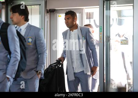 Torino, 19th novembre 2022. Casemiro del Brasile entra nel terminal per la partenza del team per la Coppa del mondo Qatar all'aeroporto di caselle, Torino. Data foto: 19th novembre 2022. Il credito di foto dovrebbe essere: Jonathan Moskrop/Sportimage Foto Stock