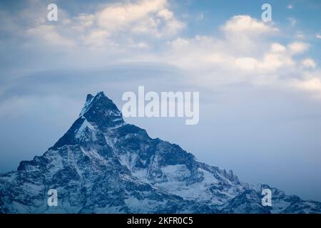 Machapuchare picco (coda di pesce) dal sud. Area di conservazione di Annapurna. Nepal. Foto Stock