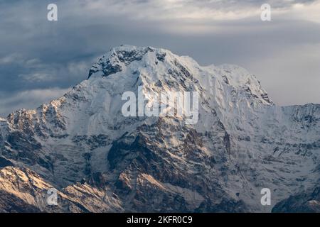 Annapurna Sud da sud. Annapurna zona di conservazione. Nepal. Foto Stock