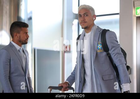 Torino, 19th novembre 2022. Pedro del Brasile entra nel terminal per la partenza del team per la Coppa del mondo Qatar all'aeroporto di caselle, Torino. Data foto: 19th novembre 2022. Il credito di foto dovrebbe essere: Jonathan Moskrop/Sportimage Foto Stock
