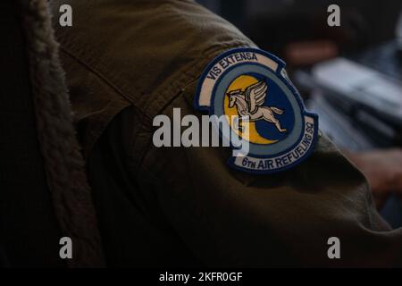 Personale dell'aeronautica degli Stati Uniti Sgt. Lane Friel, 6th Air Refuelling Squadron KC-10A Extender, effettua un'ispezione prima del volo presso la base dell'aeronautica militare Travis, California, 1 ottobre 2022. Gli aerei assegnati all'ARS 6th hanno rappresentato il Team Travis in una "parata di flavi" durante il California Capital Airshow all'aeroporto di Mather a Sacramento, California. Foto Stock