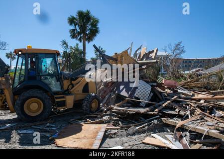 Membri del 202nd Rapid Engineer Deployable Heavy Operational Repair Squadron Engineers (RED HORSE) Squadron, Florida Air National Guard, strade chiare a Fort Myers Beach, Florida in risposta all'uragano Ian, 1 ottobre 2022. Il 202nd Red HORSE Squadron, di stanza a Camp Blanding, Florida, è un team specializzato e altamente mobile di ingegneria civile composto da Florida Air National Guardsmen che fornisce capacità di risposta rapida per molteplici contingenze e operazioni in tutto il mondo. Foto Stock