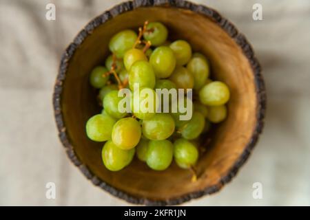 Uva in un cestino o in una ciotola, frutta estiva. I frutti sono buoni per la salute. Nutrizione adeguata, alimento crudo. Foto Stock