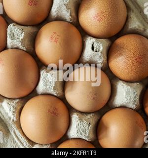 Londra UK, novembre 16 2022, scatola o scatola di uova intere di galline brune fresche non cotte senza persone Foto Stock
