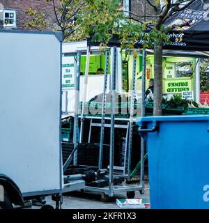 Epsom, Surrey, Londra, Regno Unito, novembre 19 2022, creazione Di Una stallo del mercato con Un uomo ordinare la colazione in Un pulmino Mobile Food Foto Stock