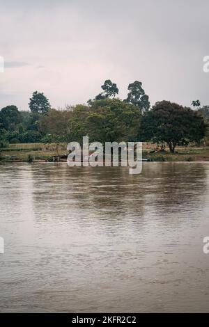 Rive del fiume con barche in legno a Kuala Kangsar, Malesia. Foto Stock