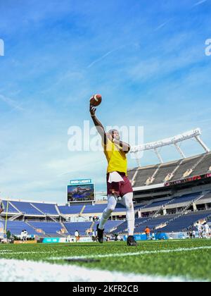 19 novembre 2022 il quarterback di Bethune Cookman Wildcats Jalon Jones (4) si scalda prima della partita di calcio NCAA nel Florida Classic tra Florida A&M Rattlers e Bethune Cookman Wildcats al Camping World Stadium di Orlando, Florida. Romeo T Guzman/Cal Sport Media. Foto Stock