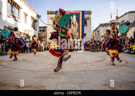 Un gruppo di ballerini in abiti tradizionali che eseguono la danza rituale al Festival Tiji in Nepal Foto Stock