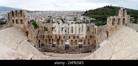 Odeon di Erode Attico, alias Erodeion, struttura del teatro romano sul versante sud-ovest dell'Acropoli, scatto panoramico, Atene, Grecia Foto Stock