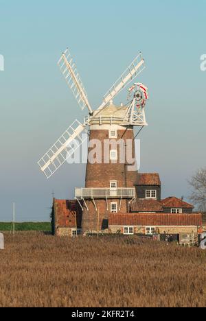 Cley Village e mulino a vento, Cley-next-the-Sea, Norfolk, Regno Unito, 14 novembre 2022 Foto Stock