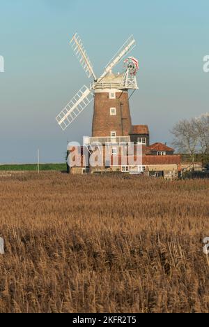 Cley Village e mulino a vento, Cley-next-the-Sea, Norfolk, Regno Unito, 14 novembre 2022 Foto Stock