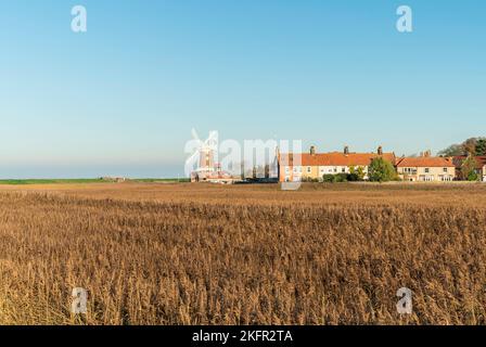 Cley Village e mulino a vento, Cley-next-the-Sea, Norfolk, Regno Unito, 14 novembre 2022 Foto Stock