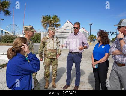 MYRTLE BEACH, S.C. (OTT 02, 2022) il generale maggiore William Graham, il corpo dell'esercito degli Stati Uniti degli ingegneri, il vice comandante generale della sede centrale, e il sig. Andrew Johannes, il corpo dell'esercito degli Stati Uniti degli ingegneri, comandante del distretto di Charleston, ha incontrato i capi eletti locali a North Myrtle Beach, Myrtle Beach, E Pawleys Island ottobre 2 per rilevare i danni lasciati da Hurricane Ian. Il corpo degli ingegneri dell'esercito degli Stati Uniti sta lavorando con partner locali, statali e federali per condurre indagini post-tempesta e valutazioni preliminari dei danni lungo il Grand Strand. Foto Stock