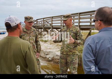 PAWLEYS ISLAND, S.C. (OTT 02, 2022) il generale maggiore William Graham, il corpo dell'esercito degli Stati Uniti degli ingegneri, il vice comandante generale della sede centrale, e il sig. Andrew Johannes, il corpo dell'esercito degli Stati Uniti degli ingegneri, comandante del distretto di Charleston, ha incontrato i capi eletti locali a North Myrtle Beach, Myrtle Beach, E Pawleys Island ottobre 2 per rilevare i danni lasciati da Hurricane Ian. Il corpo degli ingegneri dell'esercito degli Stati Uniti sta lavorando con partner locali, statali e federali per condurre indagini post-tempesta e valutazioni preliminari dei danni lungo il Grand Strand. Foto Stock