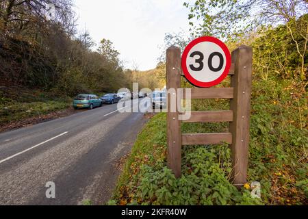 2022 novembre - cartelli con auto parcheggiate in cima alla gola, Cheddar, Somerset, Inghilterra, Regno Unito. Foto Stock