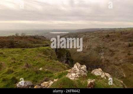 2022 novembre - Vista attraverso la valle dalla cima della gola, Cheddar, Somerset, Inghilterra, Regno Unito. Foto Stock