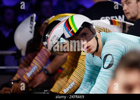 Berlino, Germania. 19th Nov 2022. Ciclismo/pista: Champions League, 2nd stop, Keirin men, Harrie Lavreysen dai Paesi Bassi al via. Credit: Jean-Marc Wiesner/dpa/Alamy Live News Foto Stock