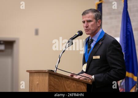 Gen. Maggiore (Ret.) Neal G. Loidolt si rivolge alla folla durante la cerimonia di induzione della Corte d'onore a Camp Ripley, 2 ottobre 2022. Dopo aver ricevuto il medaglione, a ogni induttore è stata data l'opportunità di parlare. “Ora sono qui, per un po’ incredulo, per entrare a far parte del gruppo che oggi mi è venuto a complimentarmi con me per questo”, ha affermato Loidolt. “A tutti i soldati e gli Airmen con cui ho servito, grazie per questa grande opportunità”. (Foto della Guardia Nazionale del Minnesota di staff Sgt. Mahsima Alkamooneh) Foto Stock