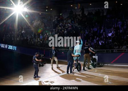 Berlino, Germania. 19th Nov 2022. Ciclismo/pista: Champions League, 2nd stop, sprint start: Harrie Lavreysen dai Paesi Bassi alla presentazione. Credit: Jean-Marc Wiesner/dpa/Alamy Live News Foto Stock