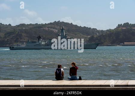 Lisbona, Portogallo - Settembre 2022: Il NRP Bartolomeu Dias è una fregata della Marina portoghese di classe Karel Doorman Foto Stock