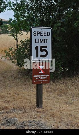 15 mph limite di velocità segno in Sunol Regional Wilderness in Alameda County, California Foto Stock