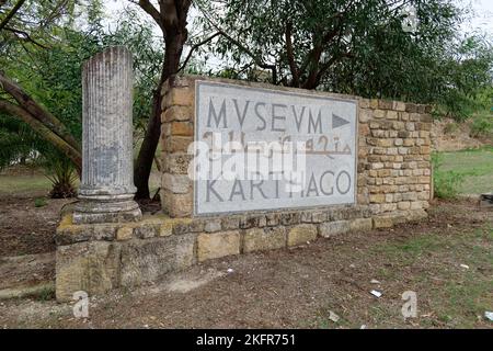 Cartello che indica la strada per il Museo Nazionale Cartagine in Tunisia. Patrimonio dell'umanità dell'UNESCO. Sito archeologico di Cartagine. Luogo di storia Foto Stock