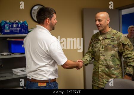 Il Gen. Scott Spellmon, 55th capo degli ingegneri e del corpo degli ingegneri dell'esercito degli Stati Uniti che comandano il generale, presenta una moneta a un membro del team dell'USACE che lavora nel Florida Emergency Operations Center di Tallahassee, Florida, 3 ottobre 2022. Centinaia di dipendenti USACE a sono sul campo a sostegno delle operazioni di risposta alle emergenze dell'uragano Ian. Foto Stock